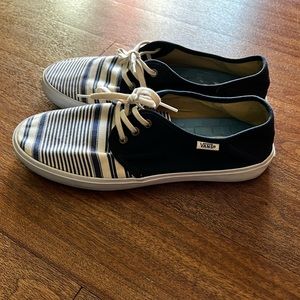 Vans old skool shoes size 9 womens eu 38, great shoes, in great shape!
